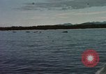 Immagine di Lo sbarco del veicolo personale cingolato-5 Spiaggia Bianca Cappello Batangan Vietnam, 1965, secondo 14 filmato di repertorio 65675047888