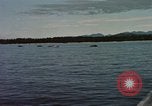 Immagine di Lo sbarco del veicolo personale cingolato-5 Spiaggia Bianca Cappello Batangan Vietnam, 1965, secondo 17 filmato di repertorio 65675047888