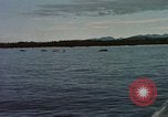 Immagine di Lo sbarco del veicolo personale cingolato-5 Spiaggia Bianca Cappello Batangan Vietnam, 1965, secondo 18 filmato di repertorio 65675047888