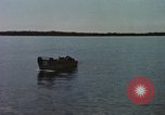 Immagine di Lo sbarco del veicolo personale cingolato-5 Spiaggia Bianca Cappello Batangan Vietnam, 1965, secondo 21 filmato di repertorio 65675047888