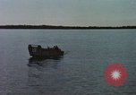 Immagine di Lo sbarco del veicolo personale cingolato-5 Spiaggia Bianca Cappello Batangan Vietnam, 1965, secondo 22 filmato di repertorio 65675047888