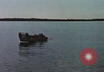 Immagine di Lo sbarco del veicolo personale cingolato-5 Spiaggia Bianca Cappello Batangan Vietnam, 1965, secondo 23 filmato di repertorio 65675047888
