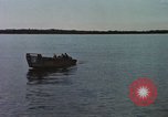Immagine di Lo sbarco del veicolo personale cingolato-5 Spiaggia Bianca Cappello Batangan Vietnam, 1965, secondo 24 filmato di repertorio 65675047888