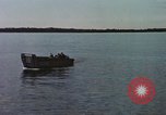 Immagine di Lo sbarco del veicolo personale cingolato-5 Spiaggia Bianca Cappello Batangan Vietnam, 1965, secondo 25 filmato di repertorio 65675047888