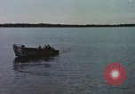 Immagine di Lo sbarco del veicolo personale cingolato-5 Spiaggia Bianca Cappello Batangan Vietnam, 1965, secondo 26 filmato di repertorio 65675047888