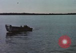 Immagine di Lo sbarco del veicolo personale cingolato-5 Spiaggia Bianca Cappello Batangan Vietnam, 1965, secondo 27 filmato di repertorio 65675047888