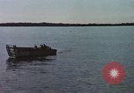 Immagine di Lo sbarco del veicolo personale cingolato-5 Spiaggia Bianca Cappello Batangan Vietnam, 1965, secondo 28 filmato di repertorio 65675047888