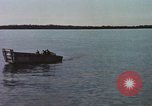 Immagine di Lo sbarco del veicolo personale cingolato-5 Spiaggia Bianca Cappello Batangan Vietnam, 1965, secondo 29 filmato di repertorio 65675047888
