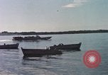 Immagine di Lo sbarco del veicolo personale cingolato-5 Spiaggia Bianca Cappello Batangan Vietnam, 1965, secondo 33 filmato di repertorio 65675047888