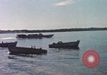 Immagine di Lo sbarco del veicolo personale cingolato-5 Spiaggia Bianca Cappello Batangan Vietnam, 1965, secondo 35 filmato di repertorio 65675047888