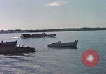 Immagine di Lo sbarco del veicolo personale cingolato-5 Spiaggia Bianca Cappello Batangan Vietnam, 1965, secondo 37 filmato di repertorio 65675047888