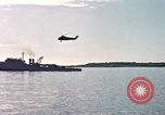 Immagine di Lo sbarco del veicolo personale cingolato-5 Spiaggia Bianca Cappello Batangan Vietnam, 1965, secondo 38 filmato di repertorio 65675047888
