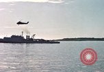 Immagine di Lo sbarco del veicolo personale cingolato-5 Spiaggia Bianca Cappello Batangan Vietnam, 1965, secondo 39 filmato di repertorio 65675047888