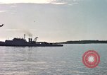 Immagine di Lo sbarco del veicolo personale cingolato-5 Spiaggia Bianca Cappello Batangan Vietnam, 1965, secondo 40 filmato di repertorio 65675047888