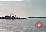 Immagine di Lo sbarco del veicolo personale cingolato-5 Spiaggia Bianca Cappello Batangan Vietnam, 1965, secondo 41 filmato di repertorio 65675047888