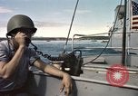 Immagine di Lo sbarco del veicolo personale cingolato-5 Spiaggia Bianca Cappello Batangan Vietnam, 1965, secondo 42 filmato di repertorio 65675047888
