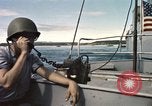 Immagine di Lo sbarco del veicolo personale cingolato-5 Spiaggia Bianca Cappello Batangan Vietnam, 1965, secondo 43 filmato di repertorio 65675047888