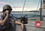 Immagine di Lo sbarco del veicolo personale cingolato-5 Spiaggia Bianca Cappello Batangan Vietnam, 1965, secondo 44 filmato di repertorio 65675047888