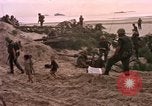 Immagine di Stati Uniti Marines Spiaggia Bianca Cappello Batangan Vietnam, 1965, secondo 55 filmato di repertorio 65675047889