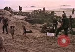Immagine di Stati Uniti Marines Spiaggia Bianca Cappello Batangan Vietnam, 1965, secondo 56 filmato di repertorio 65675047889