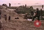 Immagine di Stati Uniti Marines Spiaggia Bianca Cappello Batangan Vietnam, 1965, secondo 57 filmato di repertorio 65675047889