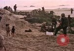 Immagine di Stati Uniti Marines Spiaggia Bianca Cappello Batangan Vietnam, 1965, secondo 58 filmato di repertorio 65675047889