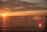 Immagine di Esplosioni sul colle tops Spiaggia Bianca Cappello Batangan Vietnam, 1965, secondo 4 filmato di repertorio 65675047890