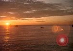 Immagine di Esplosioni sul colle tops Spiaggia Bianca Cappello Batangan Vietnam, 1965, secondo 5 filmato di repertorio 65675047890