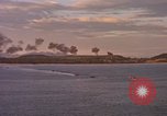 Immagine di Esplosioni sul colle tops Spiaggia Bianca Cappello Batangan Vietnam, 1965, secondo 30 filmato di repertorio 65675047890