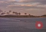 Immagine di Esplosioni sul colle tops Spiaggia Bianca Cappello Batangan Vietnam, 1965, secondo 32 filmato di repertorio 65675047890