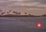 Immagine di Esplosioni sul colle tops Spiaggia Bianca Cappello Batangan Vietnam, 1965, secondo 33 filmato di repertorio 65675047890