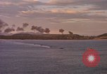 Immagine di Esplosioni sul colle tops Spiaggia Bianca Cappello Batangan Vietnam, 1965, secondo 34 filmato di repertorio 65675047890