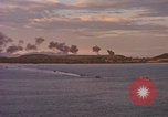 Immagine di Esplosioni sul colle tops Spiaggia Bianca Cappello Batangan Vietnam, 1965, secondo 36 filmato di repertorio 65675047890