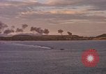 Immagine di Esplosioni sul colle tops Spiaggia Bianca Cappello Batangan Vietnam, 1965, secondo 37 filmato di repertorio 65675047890