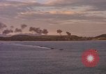 Immagine di Esplosioni sul colle tops Spiaggia Bianca Cappello Batangan Vietnam, 1965, secondo 39 filmato di repertorio 65675047890
