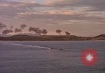 Immagine di Esplosioni sul colle tops Spiaggia Bianca Cappello Batangan Vietnam, 1965, secondo 40 filmato di repertorio 65675047890