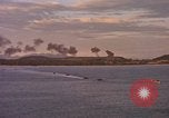 Immagine di Esplosioni sul colle tops Spiaggia Bianca Cappello Batangan Vietnam, 1965, secondo 41 filmato di repertorio 65675047890