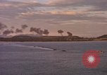 Immagine di Esplosioni sul colle tops Spiaggia Bianca Cappello Batangan Vietnam, 1965, secondo 42 filmato di repertorio 65675047890