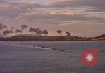 Immagine di Esplosioni sul colle tops Spiaggia Bianca Cappello Batangan Vietnam, 1965, secondo 43 filmato di repertorio 65675047890