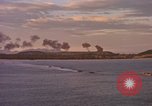 Immagine di Esplosioni sul colle tops Spiaggia Bianca Cappello Batangan Vietnam, 1965, secondo 44 filmato di repertorio 65675047890