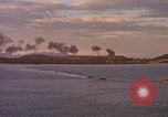 Immagine di Esplosioni sul colle tops Spiaggia Bianca Cappello Batangan Vietnam, 1965, secondo 45 filmato di repertorio 65675047890