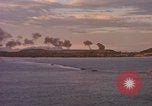 Immagine di Esplosioni sul colle tops Spiaggia Bianca Cappello Batangan Vietnam, 1965, secondo 46 filmato di repertorio 65675047890