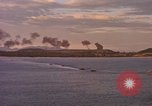 Immagine di Esplosioni sul colle tops Spiaggia Bianca Cappello Batangan Vietnam, 1965, secondo 47 filmato di repertorio 65675047890