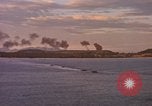 Immagine di Esplosioni sul colle tops Spiaggia Bianca Cappello Batangan Vietnam, 1965, secondo 50 filmato di repertorio 65675047890