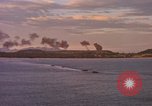 Immagine di Esplosioni sul colle tops Spiaggia Bianca Cappello Batangan Vietnam, 1965, secondo 51 filmato di repertorio 65675047890