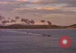 Immagine di Esplosioni sul colle tops Spiaggia Bianca Cappello Batangan Vietnam, 1965, secondo 53 filmato di repertorio 65675047890