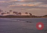 Immagine di Esplosioni sul colle tops Spiaggia Bianca Cappello Batangan Vietnam, 1965, secondo 54 filmato di repertorio 65675047890