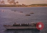 Immagine di Esplosioni sul colle tops Spiaggia Bianca Cappello Batangan Vietnam, 1965, secondo 61 filmato di repertorio 65675047890