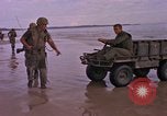 Immagine di Stati Uniti Marines Spiaggia Bianca Cappello Batangan Vietnam, 1965, secondo 5 filmato di repertorio 65675047891