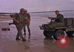 Immagine di Stati Uniti Marines Spiaggia Bianca Cappello Batangan Vietnam, 1965, secondo 6 filmato di repertorio 65675047891